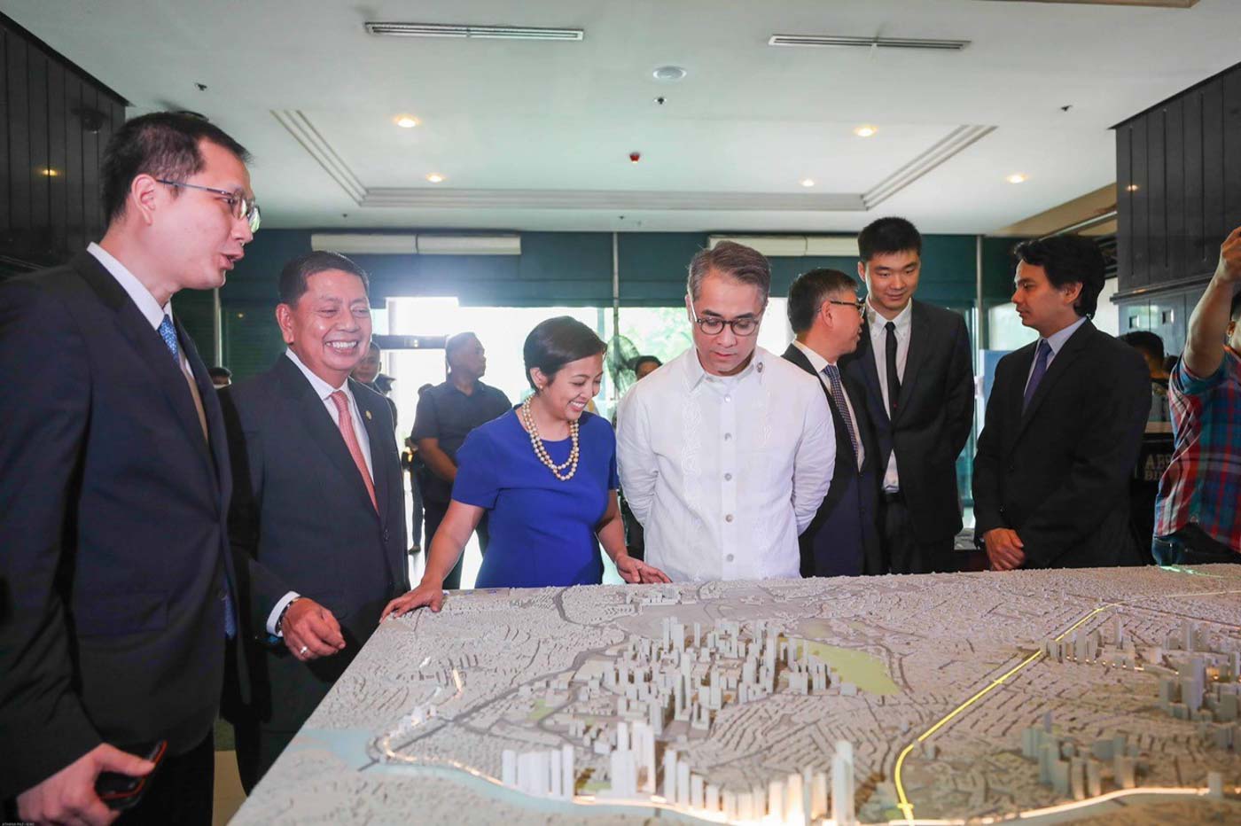 SUBWAY SYSTEM. Makati Mayor Abby Binay looks at the scale model of the routes of the Makati IntraCity Subway with officials of the Philippine Infradev. Photo from My Makati facebook page 