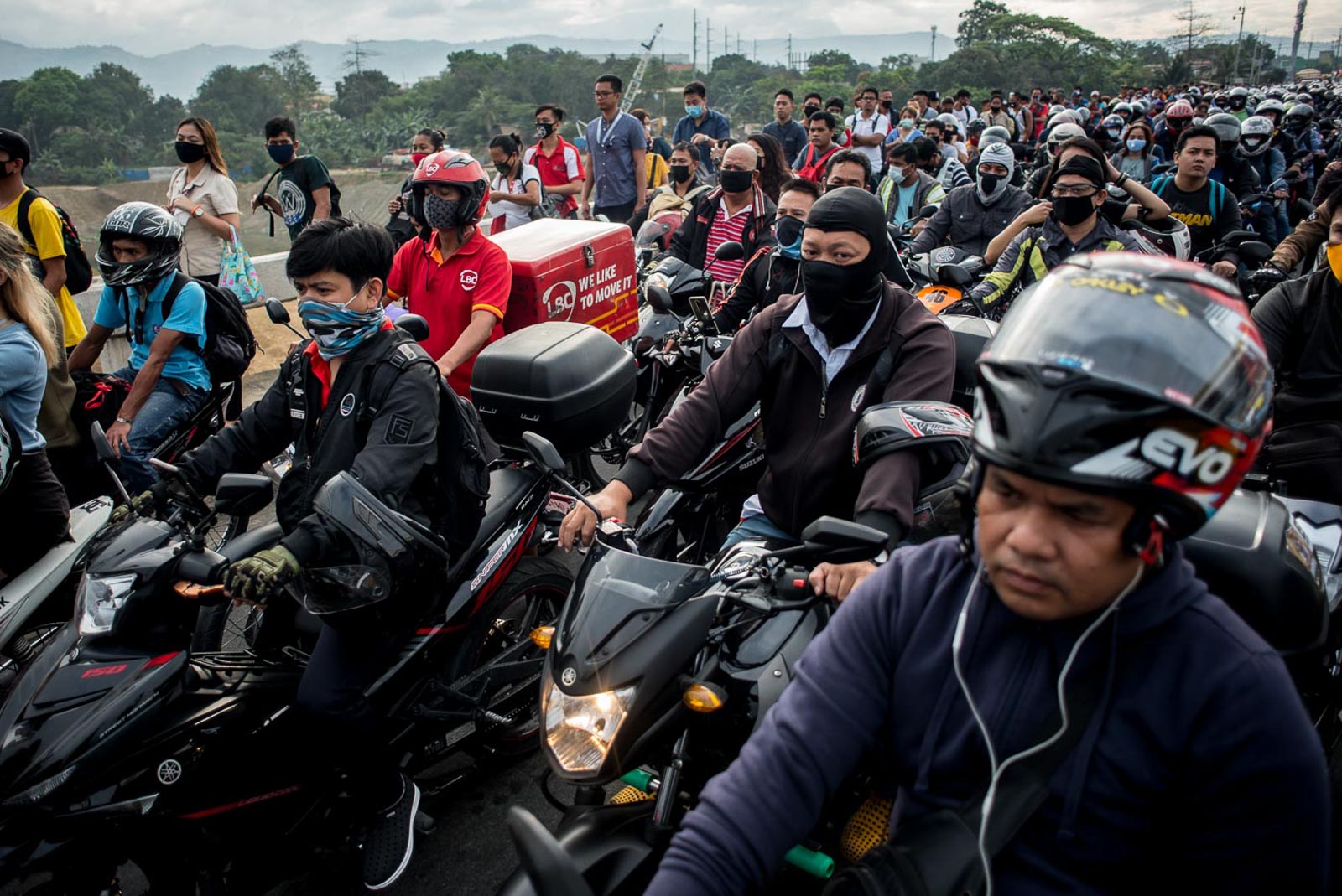 PACKED. Motorists queue at the quarantine checkpoint at Batasan-San Mateo Road as police checks on IDs of pedestrians crossing the Metro Manila and Rizal border on March 16, 2020. Photo by Lisa Marie David/Rappler 