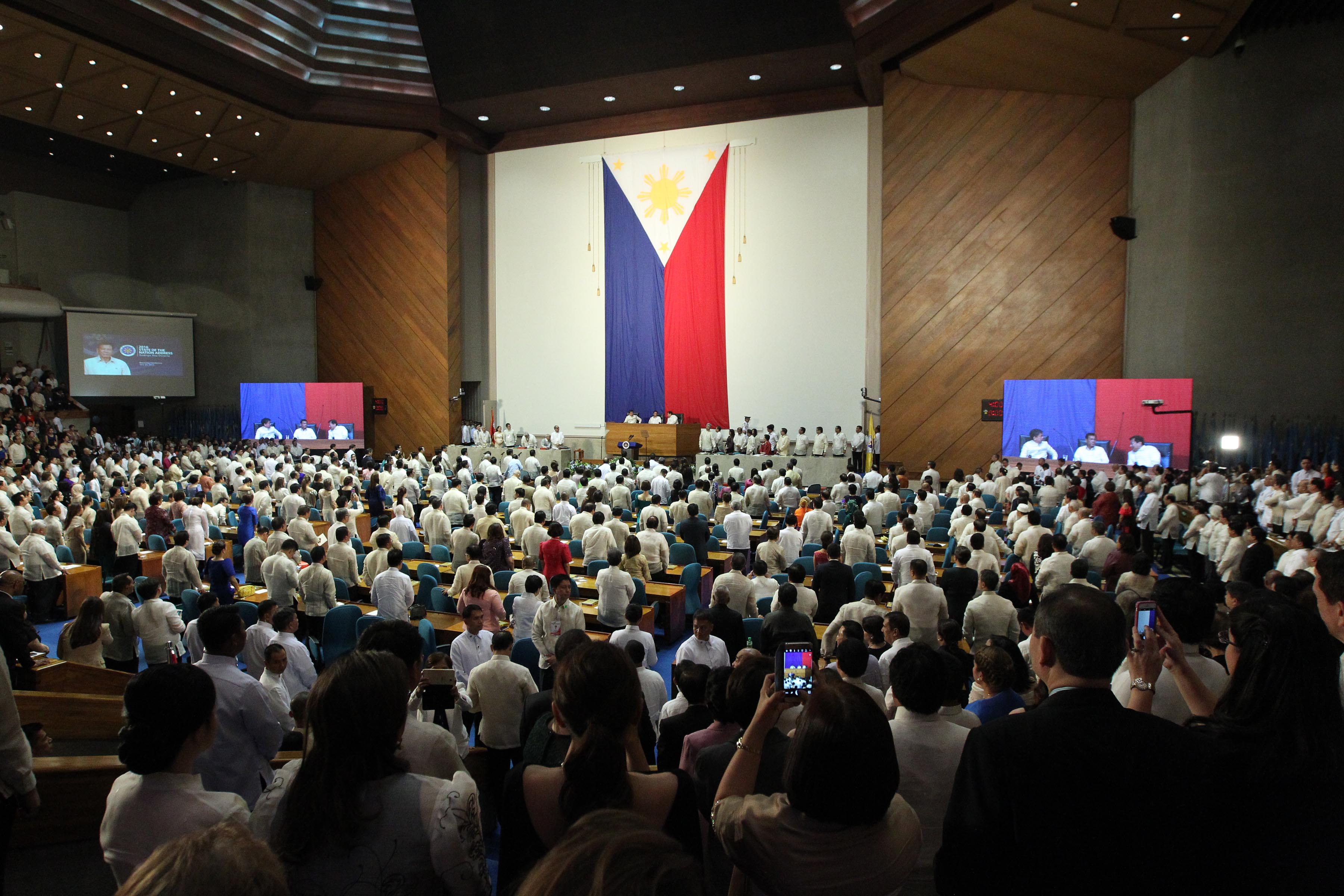 DISTRUST IN CONGRESS? Some lawmakers and analysts oppose the move to convene a Constituent Assembly to amend the 1987 Constitution as lawmakers cannot be 'trusted' to legislate against themselves. File photo by Alberto Alcain/PPD   