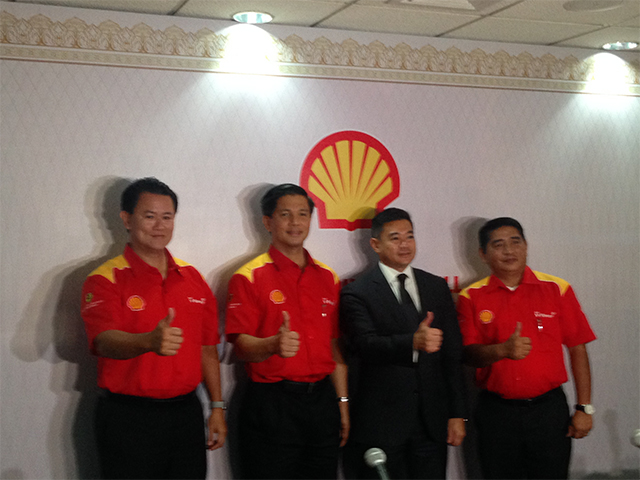 EXPANSION. Pilipinas Shell's Cesar Romero (2nd to the left) says his company hopes to expand its retail network to 1,220 service stations by 2020. 