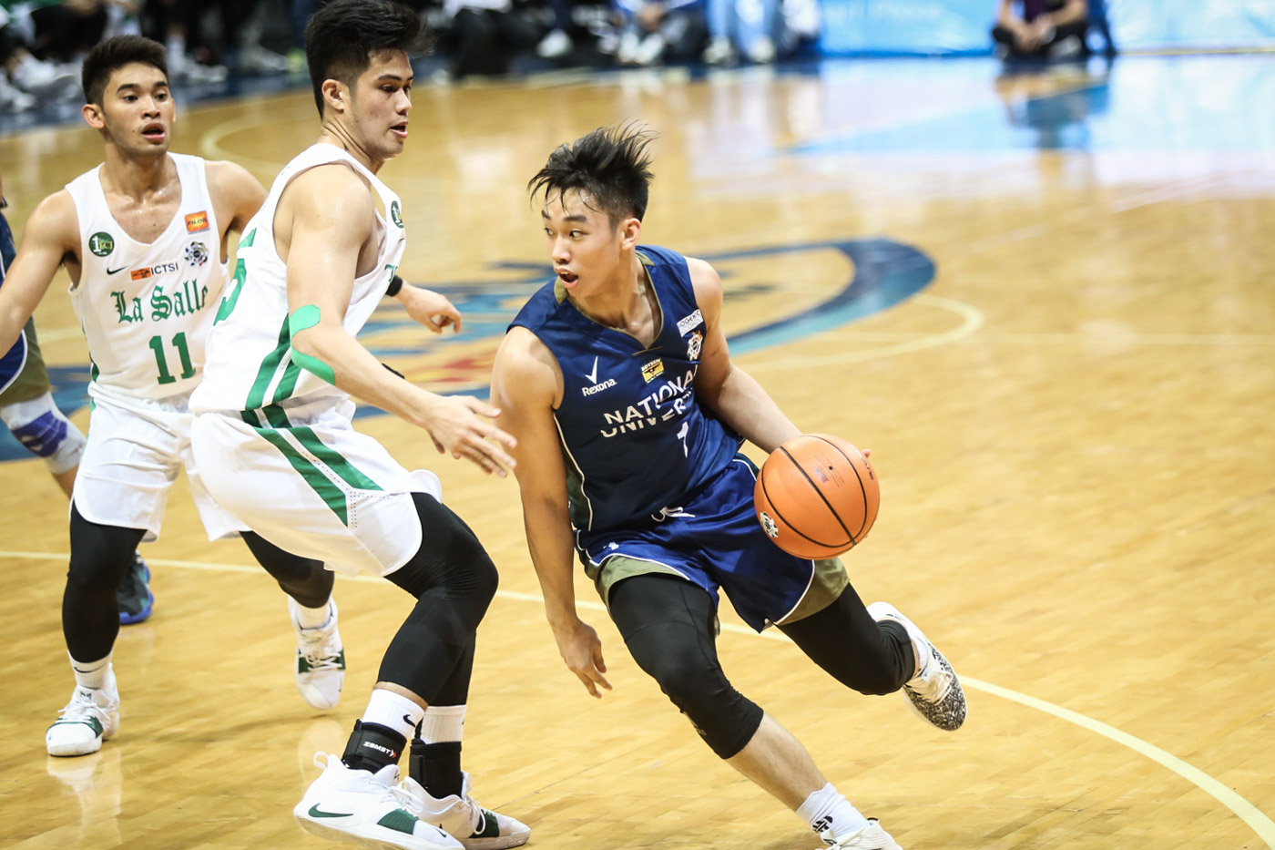 FIGHTING FORM. Dave Ildefonso tries to keep NU Bulldogs' campaign alive against the La Salle Green Archers. Photo by Josh Albelda/Rappler  