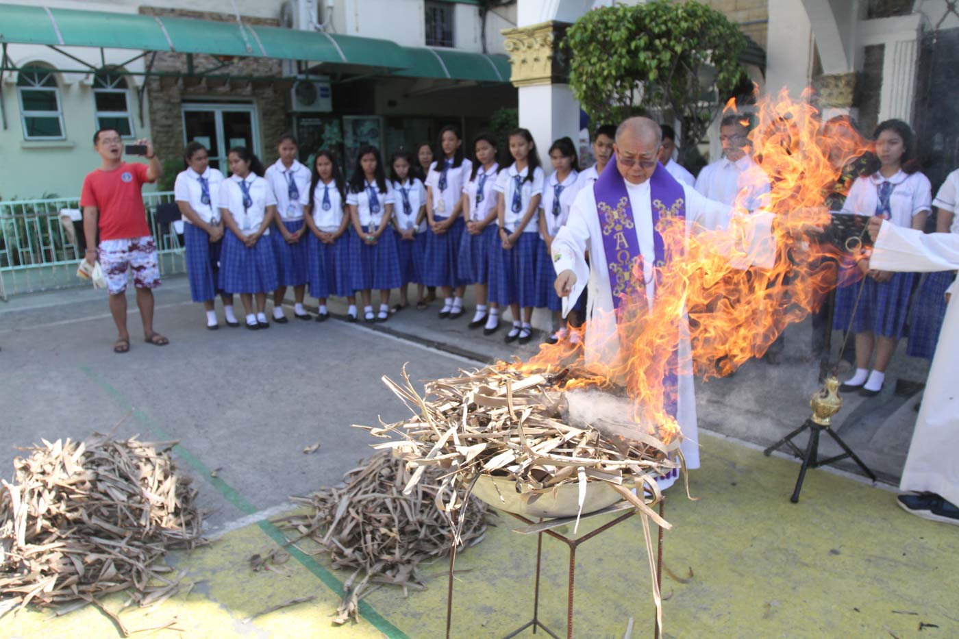 MAKING ASHES. Father Jerico Habunal, parish priest of Our Lady of the Abandoned Parish in Poblacion, Muntinlupa City, burns old Palm Sunday branches to be used during Ash Wednesday on March 6, 2019. Photo by Inoue Jaena/Rappler 