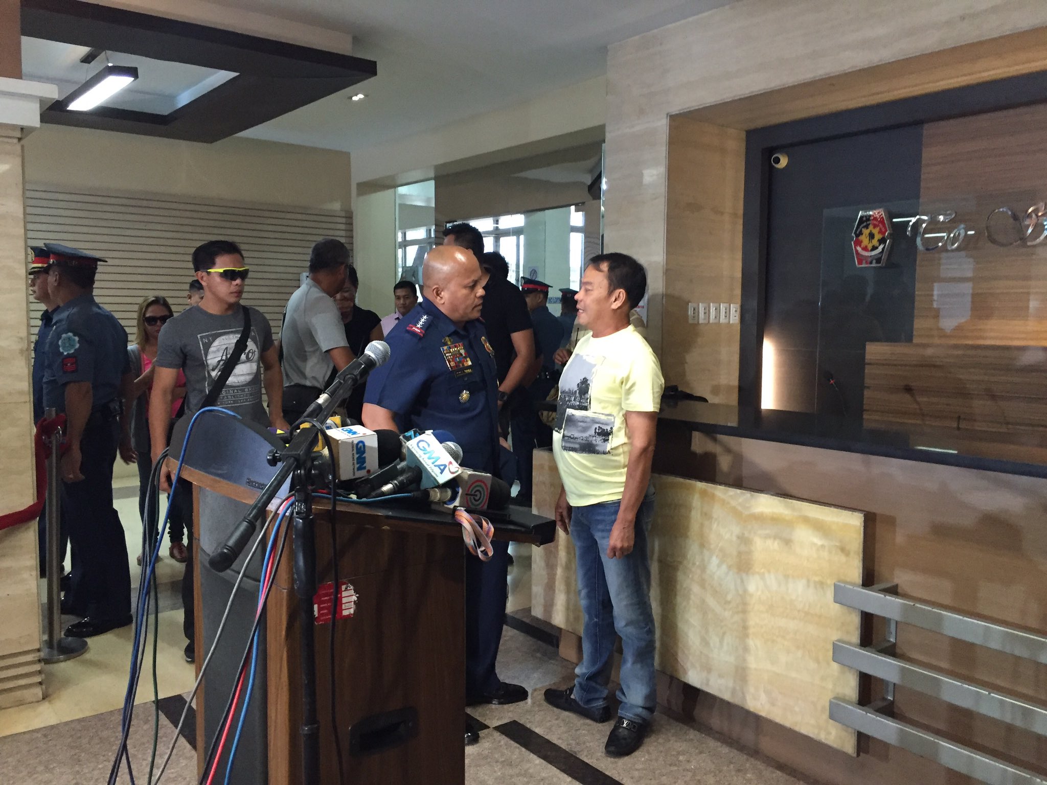 SURRENDER. Espinosa speaks to Dela Rosa in Camp Crame following his surrender on Augsut 2. File photo by Rappler