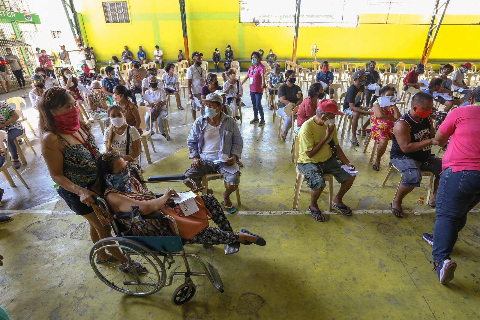 WAITING. Residents of Barangay Labas in Sta. Rosa, Laguna receive their financial assistance from the government's emergency subsidy program on May 7, 2020. Photo by Mary Grace dela Cerna/Rappler 