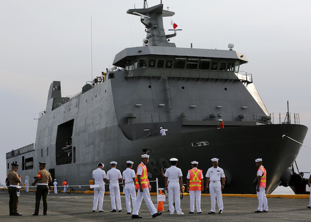 Anggota marinir Filipina berdiri di depan BRP Tarlac buatan Indonesia, di Port of Manila, pada 16 Mei 2016. Filipina dan Tiongkok bersengketa tentang teritorial kawasan Laut Cina Selatan sejak 3 tahun lalu. Foto oleh Francis Malasig/EPA 