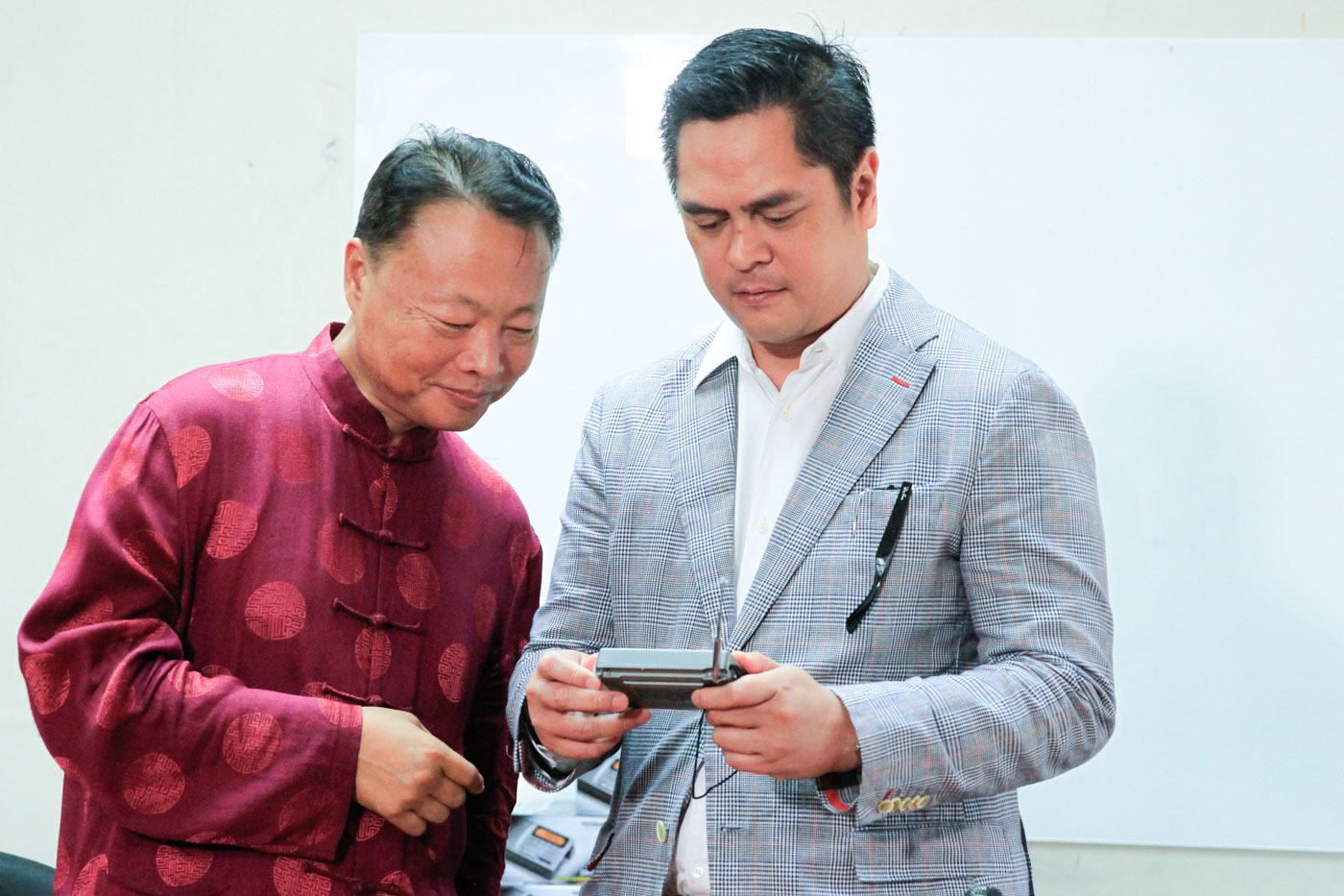 BOOSTING TIES. Philippine Communications Secretary Martin Andanar (right) and Chinese Ambassador Zhao Jianhua (left) try using one of the radios that the Chinese government donated to Philippine government-owned media groups, after a turnover ceremony in Malacañang Palace on February 27, 2017. Malacañang file photo 