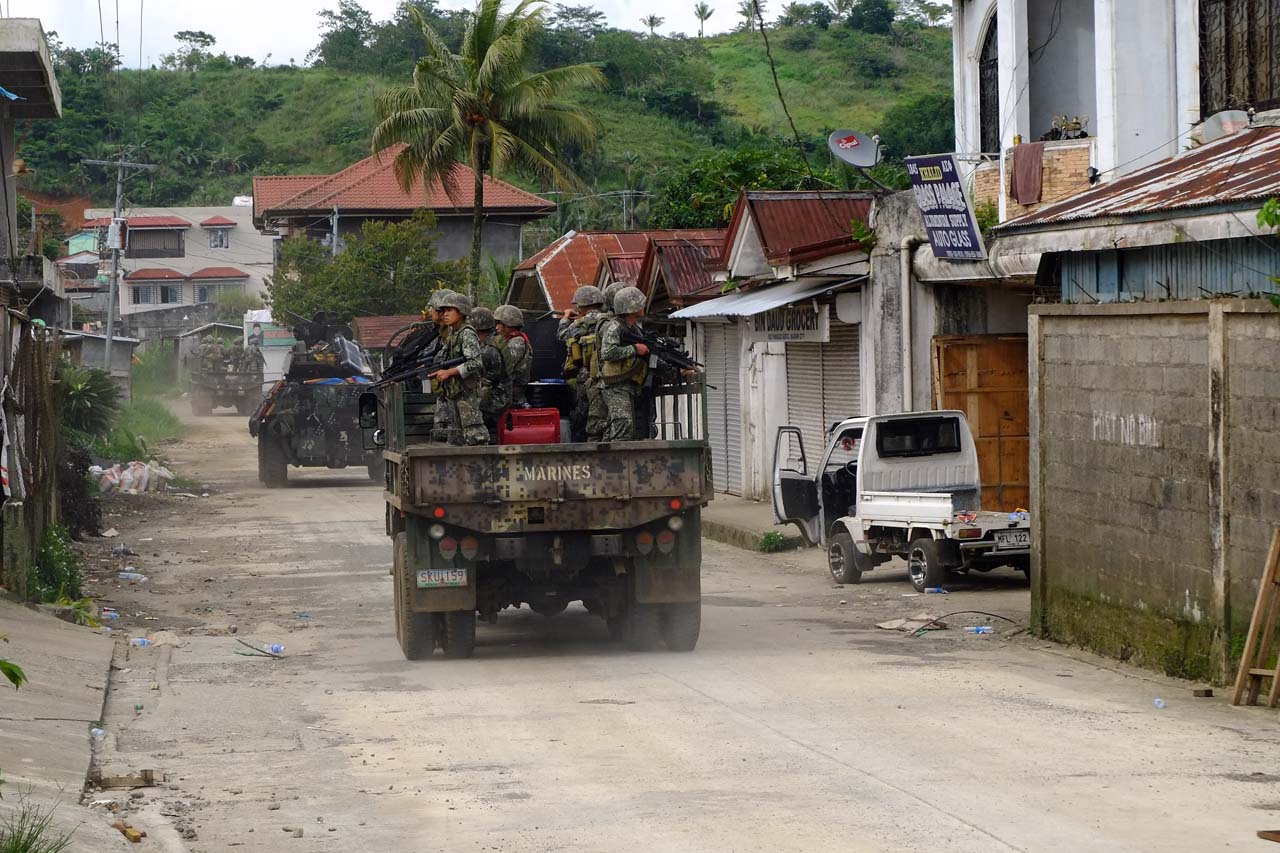 4th WEEK OF BATTLE. Government troops in Marawi City. File photo by Bobby Lagsa/Rappler 