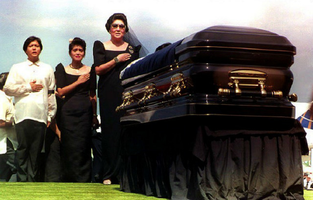 THROWBACK. The Marcos family upon the arrival of the remains of the late president Ferdinand Marcos in Laoag City on Sept 7, 1993. File photo by AFP 