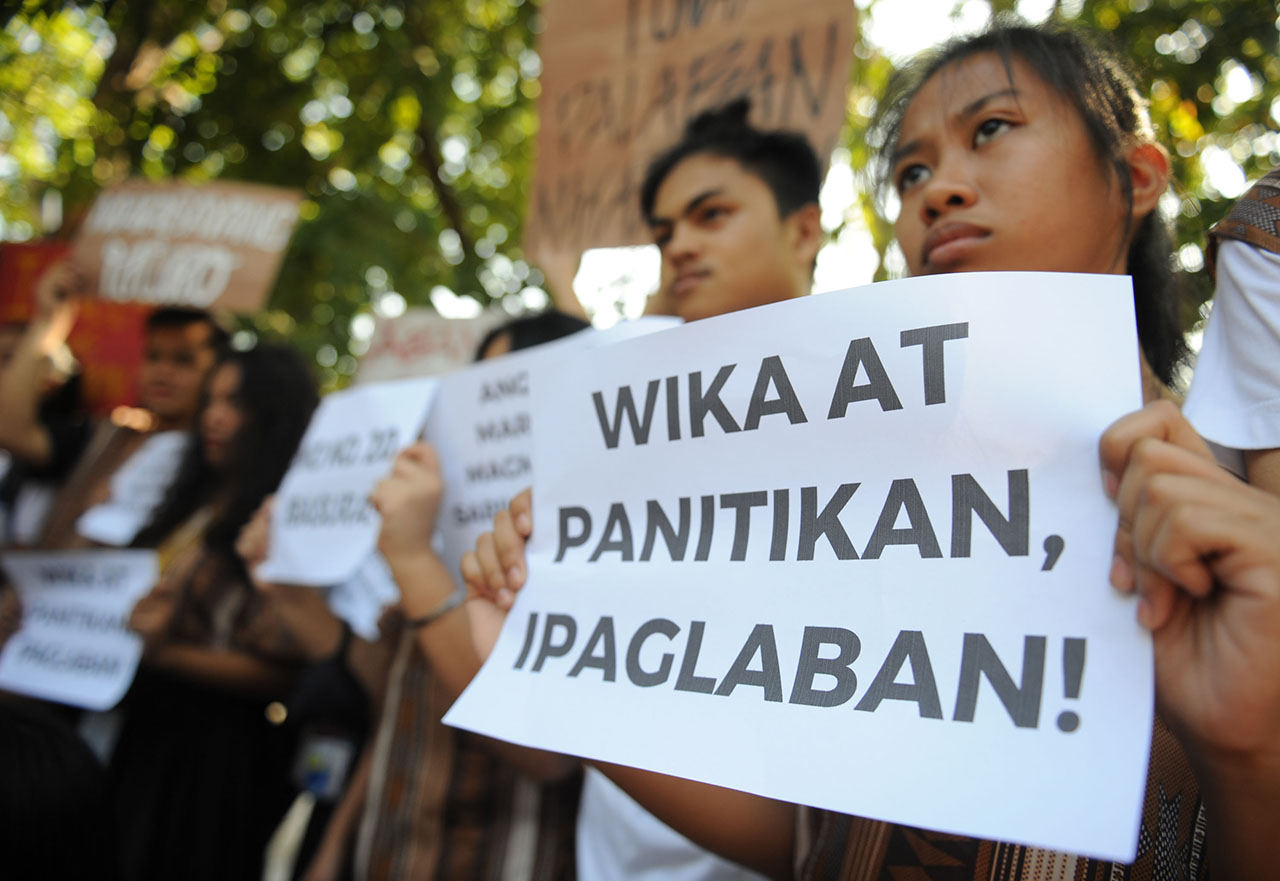 FIGHTING THE RULING. Students and Filipino language advocates march to the Supreme Court in Manila on November 26, 2018, as they condemn the order to remove Filipino as a required college subject. File photo by Ben Nabong/Rappler 
