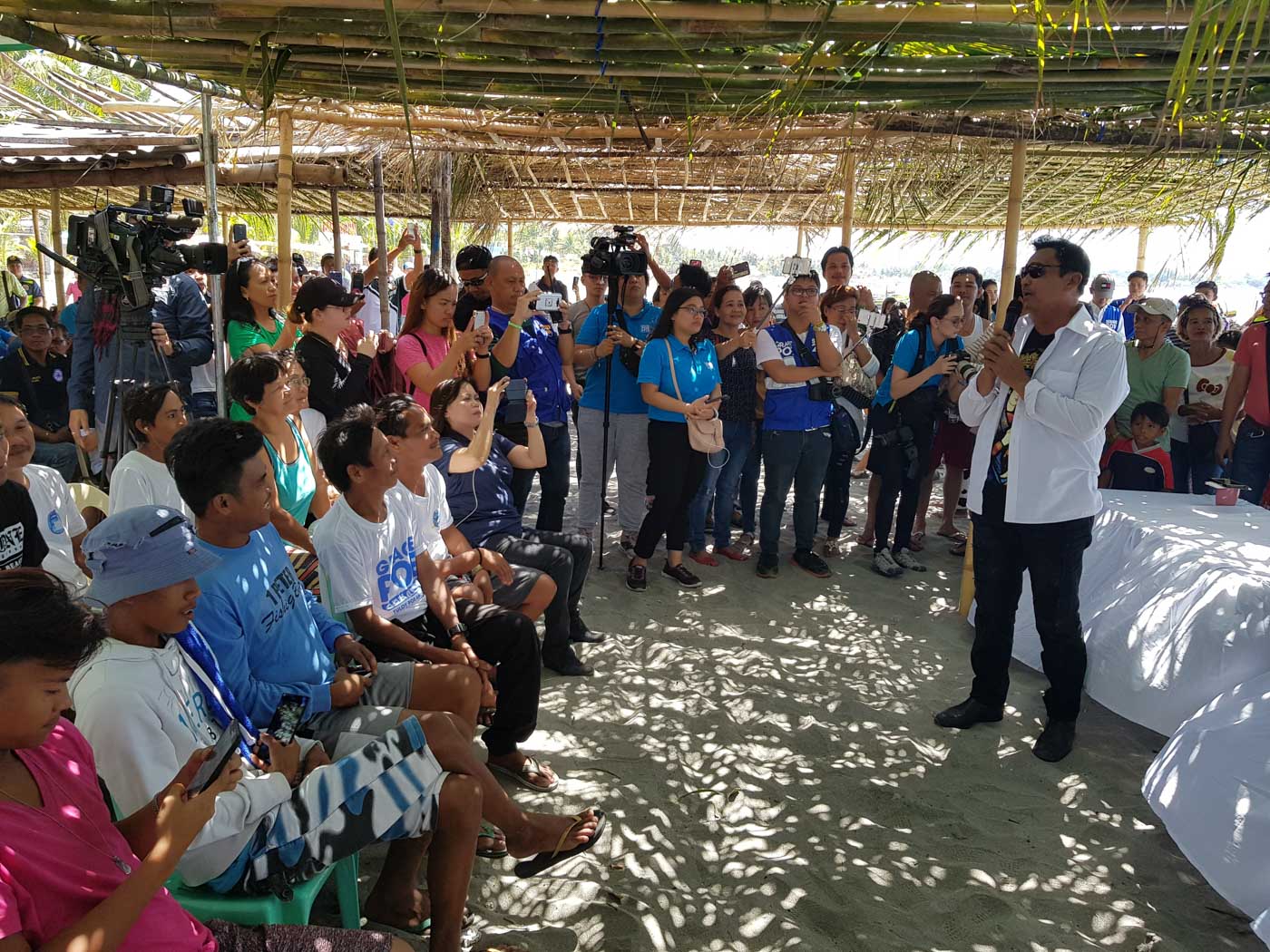 EDUCATION OR EXPERIENCE? Senatorial bet Lito Lapid says in a sortie in Zambales that he should be asked about his experience, and not about his educational attainment. Photo by Randy Datu/Rappler   