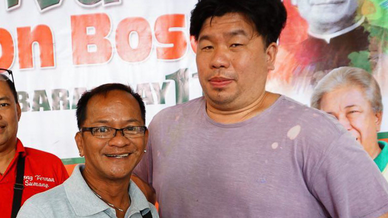 REI. Barangay 13 kagawad Rei (left) stands with councilor aspirant Alex Tan (right). Photo by Vernise L. Tantuco/Rappler     