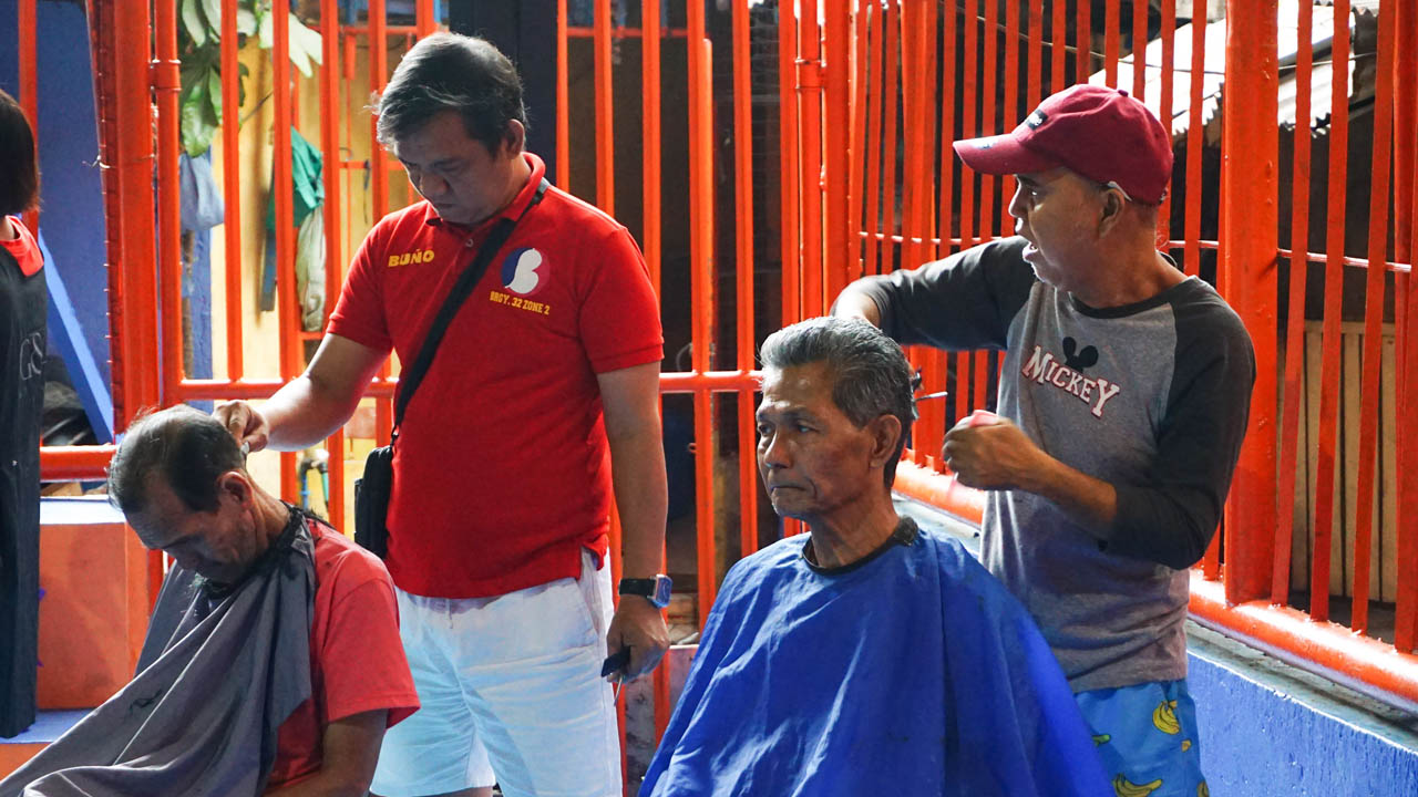 FREE. Senior citizens avail of the free salon service at the neighborhood covered courts. Photo by Vernise L. Tantuco/Rappler     