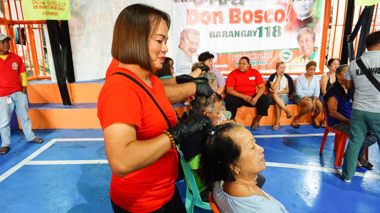 MARIE. Barangay 69 Kagawad Marie colors a woman's hair during a salon event held for the senior citizens of Tondo, Manila. Photo by Vernise L. Tantuco/Rappler    