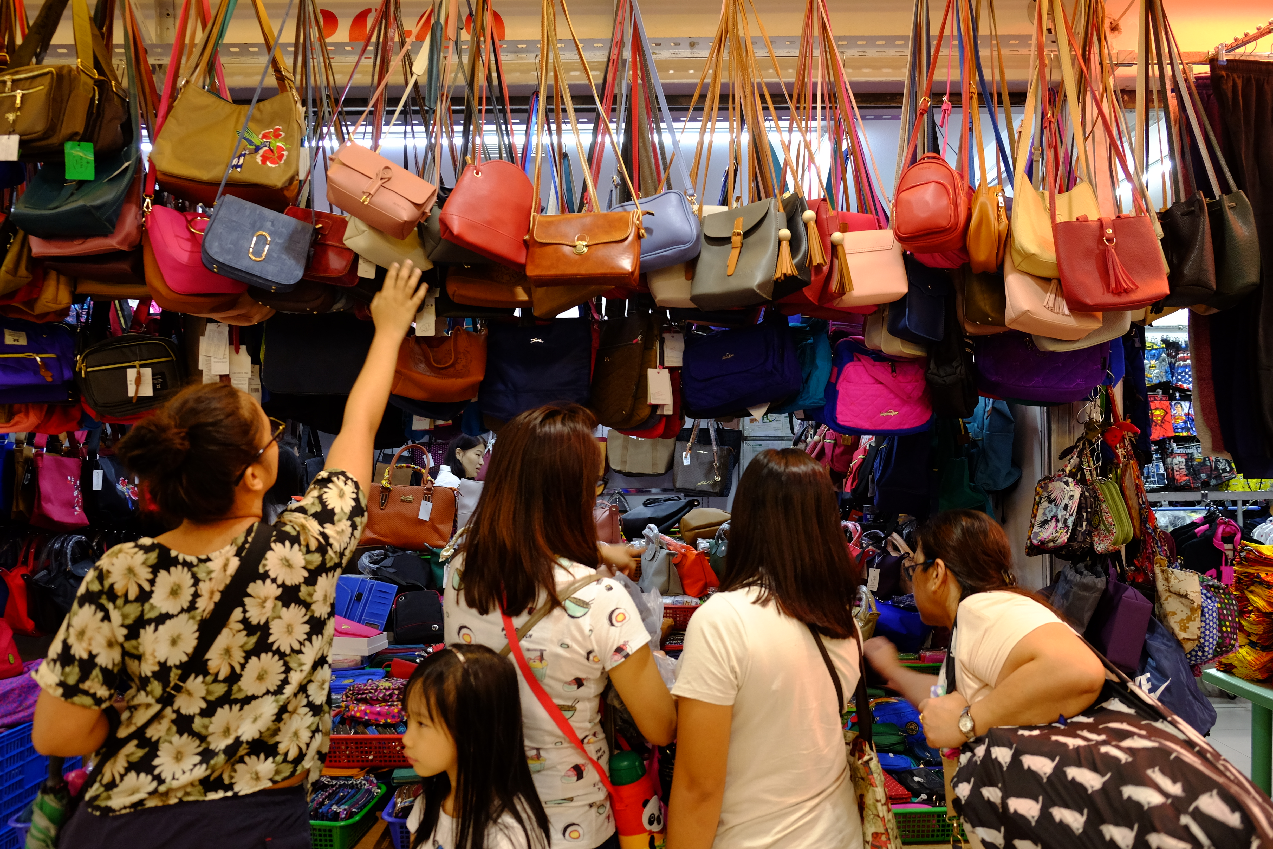 BARGAIN HUNTERS. Shoppers look for bargains at the haggling mecca of Divisoria in Metro Manila. File photo by Ramir G. Cambiado/Rappler
  