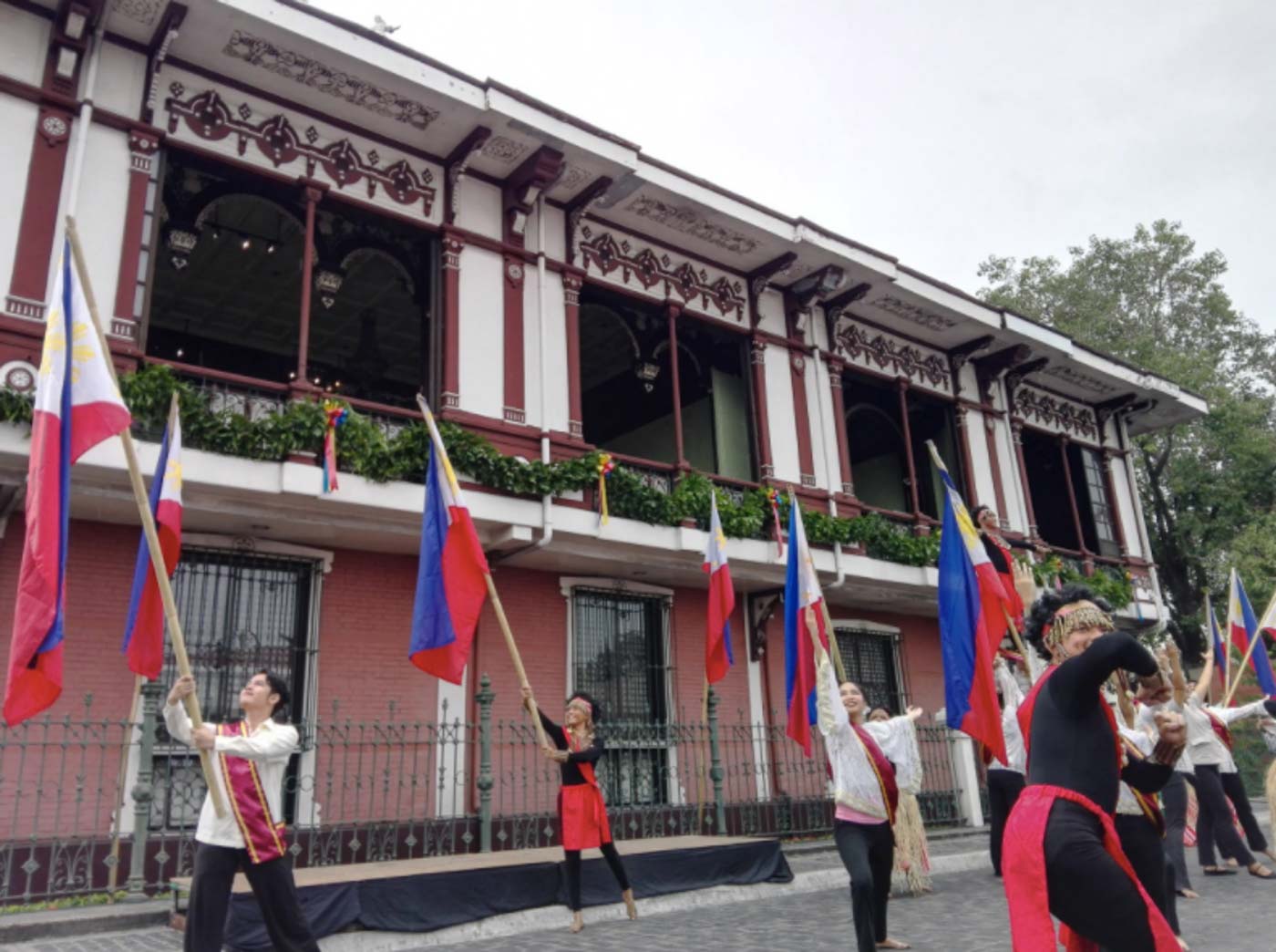 CULTURE AND HONOR. People of Angeles City, Pampanga witness a cultural show and flag-raising ceremony to commemorate the 121st Independence Day of the Philippines. Photo by Allena Therese Juguilon/Rappler