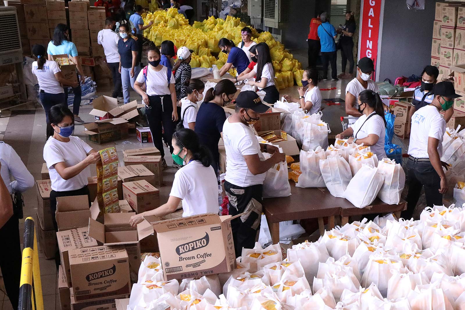 ASSISTANCE. Employees repack relief goods at the Quezon City Hall on March 22, 2020. File photo by Darren Langit/Rappler 