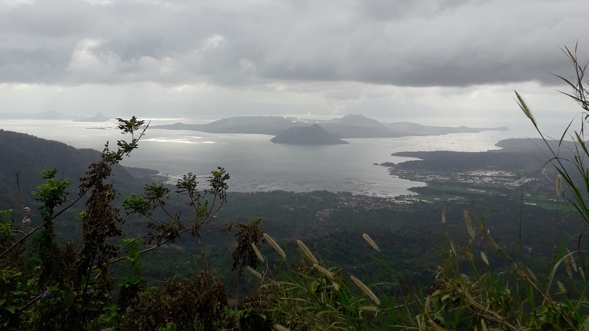 TAAL VOLCANO. A view of the volcano from Tagaytay City on January 20, 2020. File photo by Aika Rey/Rappler 