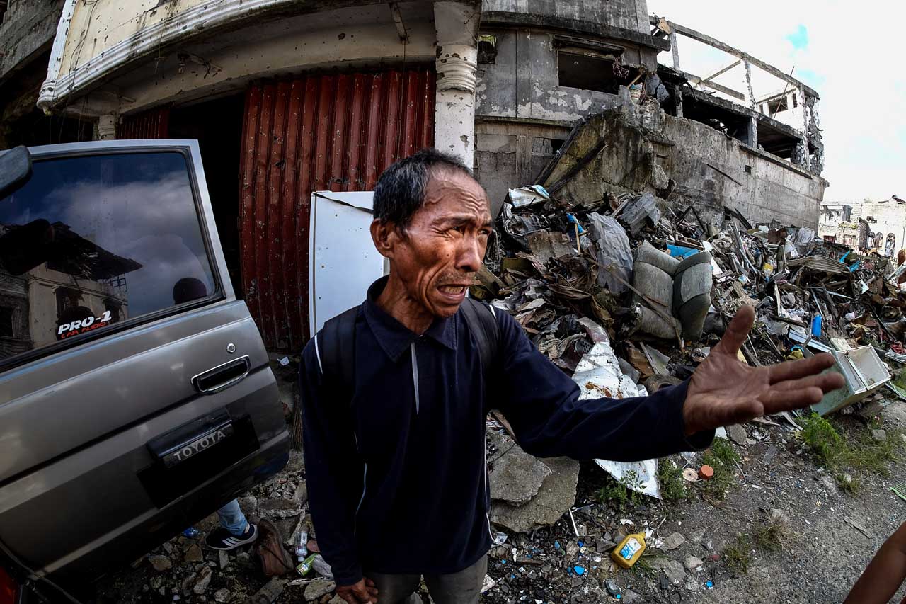 KAMBISITA. Haj Mohaymen Ampuan can only cry in despair as he saw his home for the first time since the Marawi war broke out on May 23, 2017. Bobby Lagsa/Rappler 