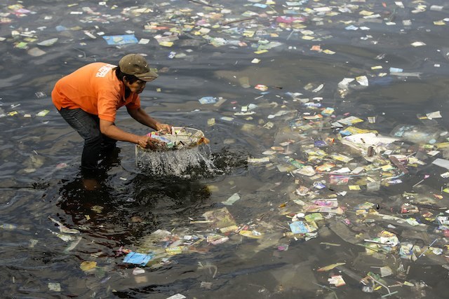 indonesia ahok gathers in floating OF garbage plastic WASTE. A collector rubbish SEA