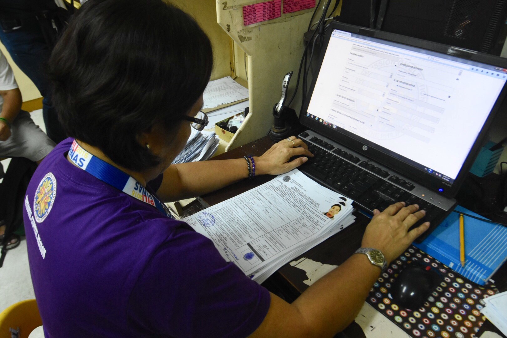 COC FILING. A staff member of Comelec Manila encodes the certificates of candidacy they received on April 20, 2018, for the May 14 barangay and SK elections. File photo by Angie de Silva/Rappler  