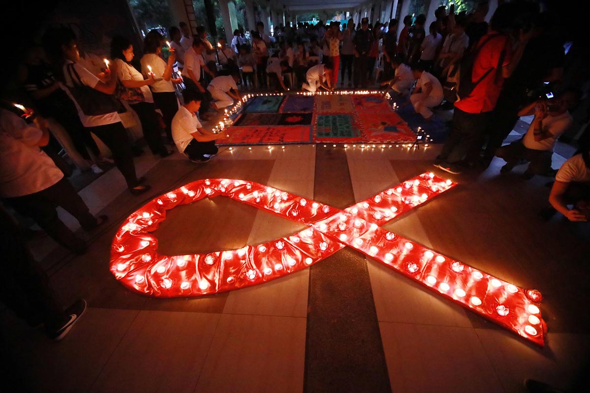 LIVING WITH AN EPIDEMIC. Health advocates light candles during the commemoration of the International AIDS Candlelight Memorial at Quezon City Hall on May 21, 2018, to honor HIV/AIDS victims. Photo by Darren Langit/Rappler 