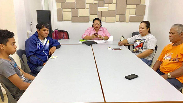 HELPING HAND. Inabanga Mayor Roygie Jumamoy speaking to the family of Geraldine, including the husband Ricardo and son Kyle, during a meeting at the municipal hall a day after Geraldine met a freak accident in Hong Kong on November 25, 2017. Photo by LGU Inabanga 