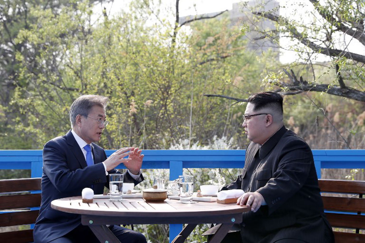 DISCUSSIONS. North Korea's leader Kim Jong-Un (R) talks with South Korea's President Moon Jae-in (L) at a bench on a bridge next to the military demarcation line at the truce village of Panmunjom on April 27, 2018. AFP PHOTO / Korea Summit Press Pool 