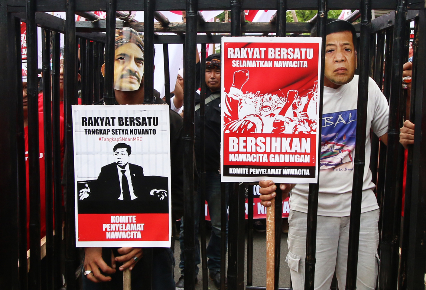 Aktivis melakukan aksi di depan Gedung KPK, Jakarta, pada 15 Desember 2015, menuntut KPK mengusut tuntas kasus Freeport dan menangkap Setya Novanto dan Riza Chalid. Foto oleh Rivan Awal Lingga/Antara