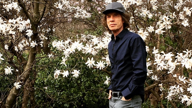 RECOVERING. The Rolling Stones rocker is back on his feet follow a heart procedure. Photo from Twitter.com/MickJagger 