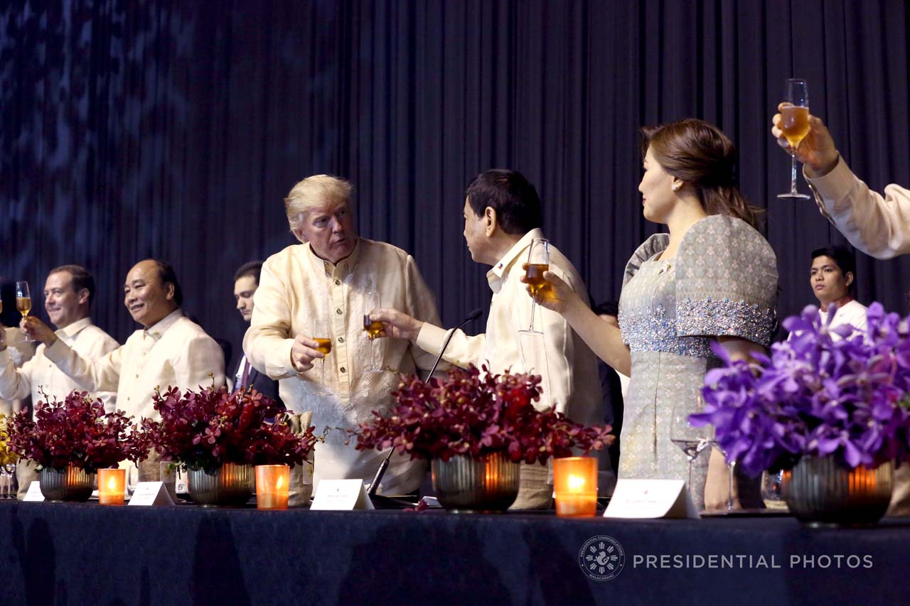 TABLEMATES. President Rodrigo Duterte and US President Donald Trump sit together at the ASEAN gala dinner. Malacañang photo 