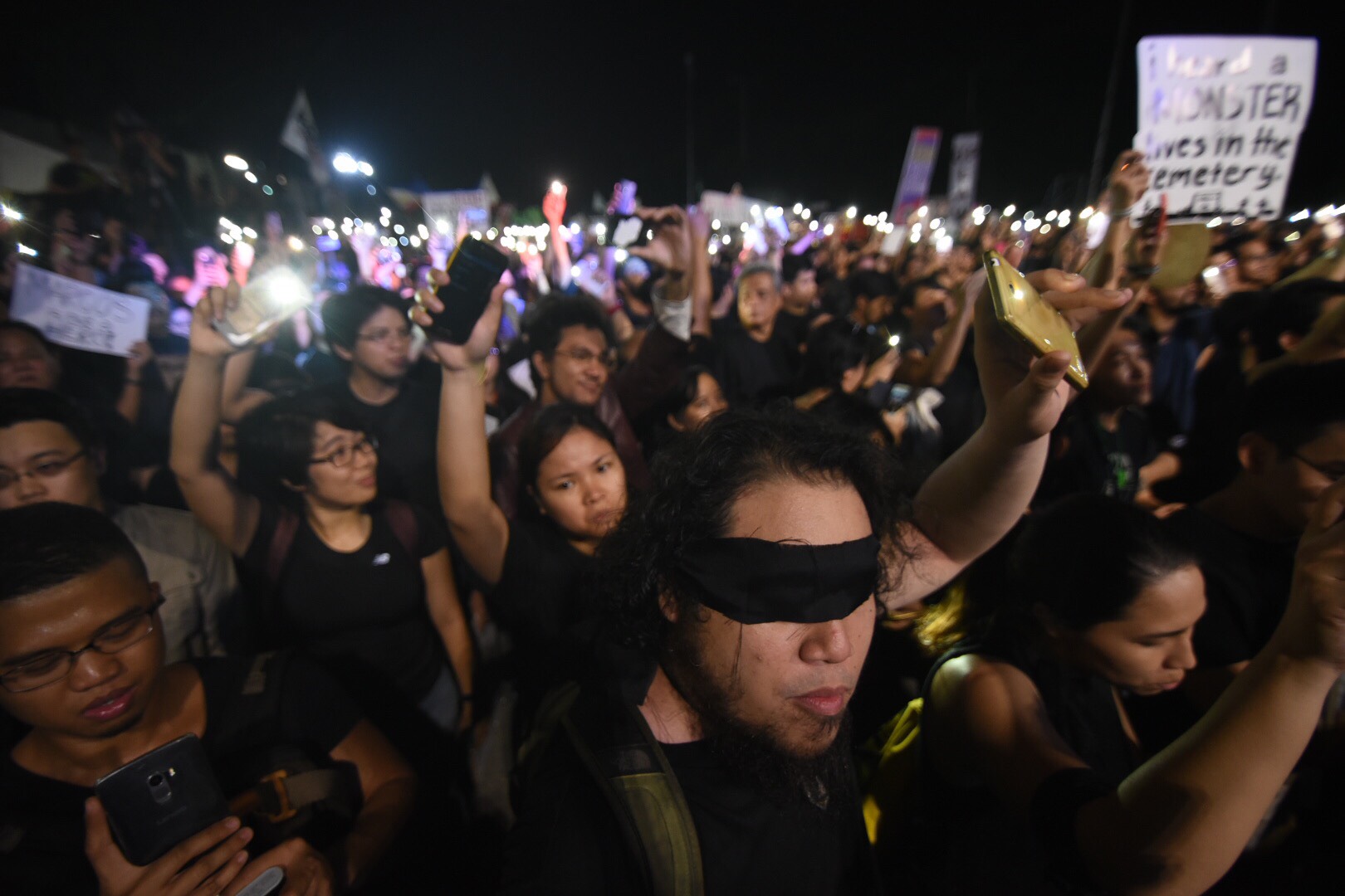 PROTEST. Students unite to rally against the burial of dictator Ferdinand Marcos at the Libingan ng mga Bayani. Photo by Martin San Diego/Rappler 