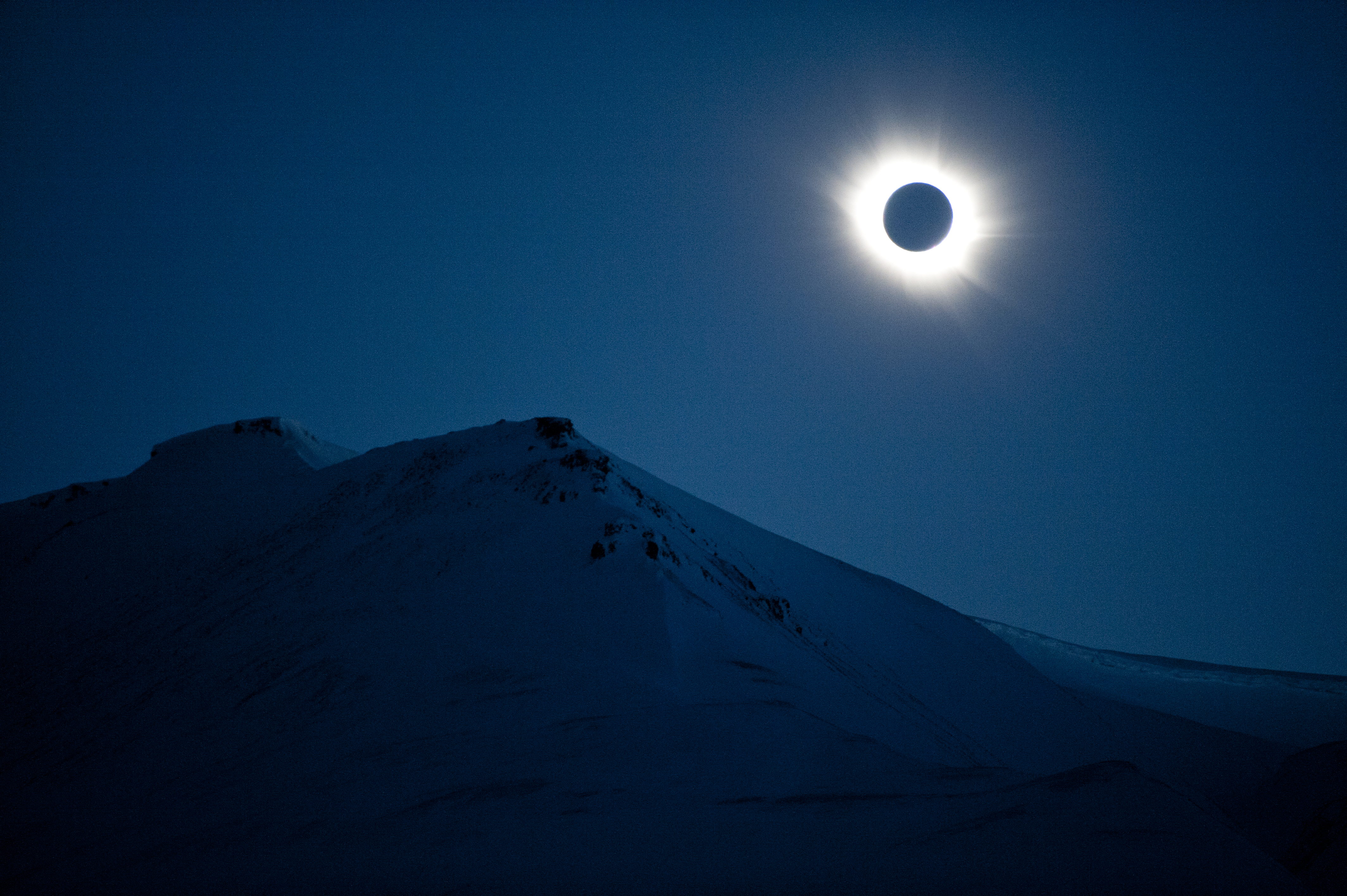 GMT. Gerhana Matahari Total yang terlihat di langit Svalbard, Norwegia, 20 Maret 2015. Foto oleh Olav Jon Nesvold/Norway Out/EPA  
