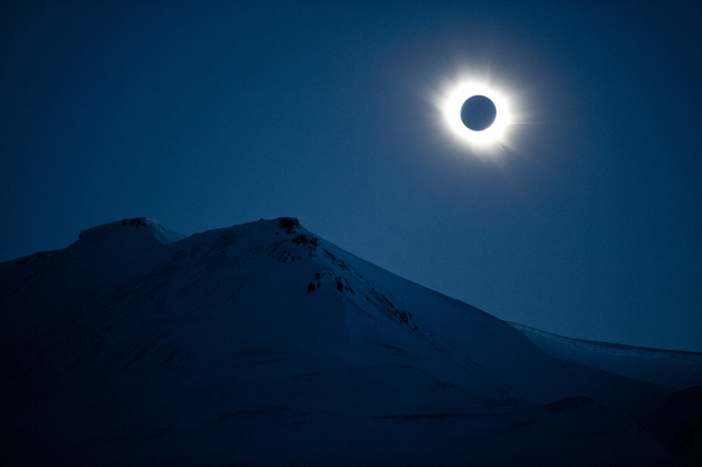 GMT. Gerhana Matahari Total yang terlihat di langit Svalbard, Norwegia, 20 Maret 2015. Foto oleh Olav Jon Nesvold/Norway Out/EPA