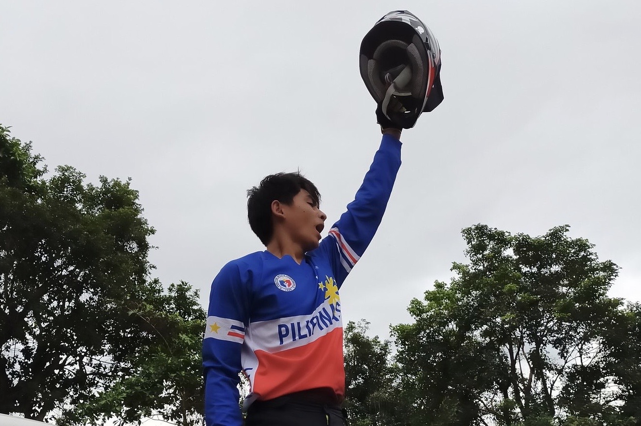 MUCH DESERVED. Cyclist James Derick Farr adds to the Philippines’ golden haul. Photo by Leigh Nald Cabildo/Rappler 