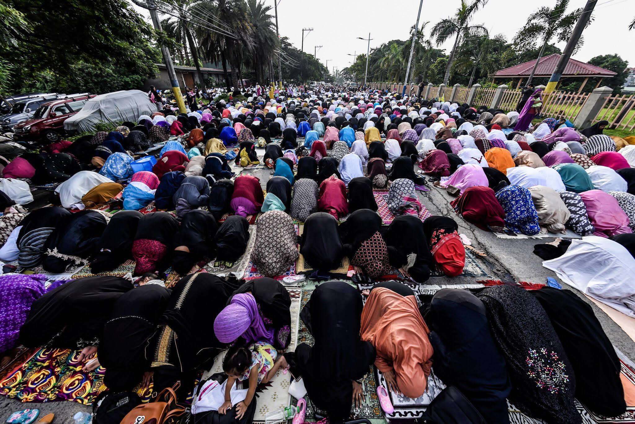 IN PRAYER. Muslims in Taguig pray during the Eid'l Adha celebration on August 21, 2018. Photo by Maria Tan/Rappler  