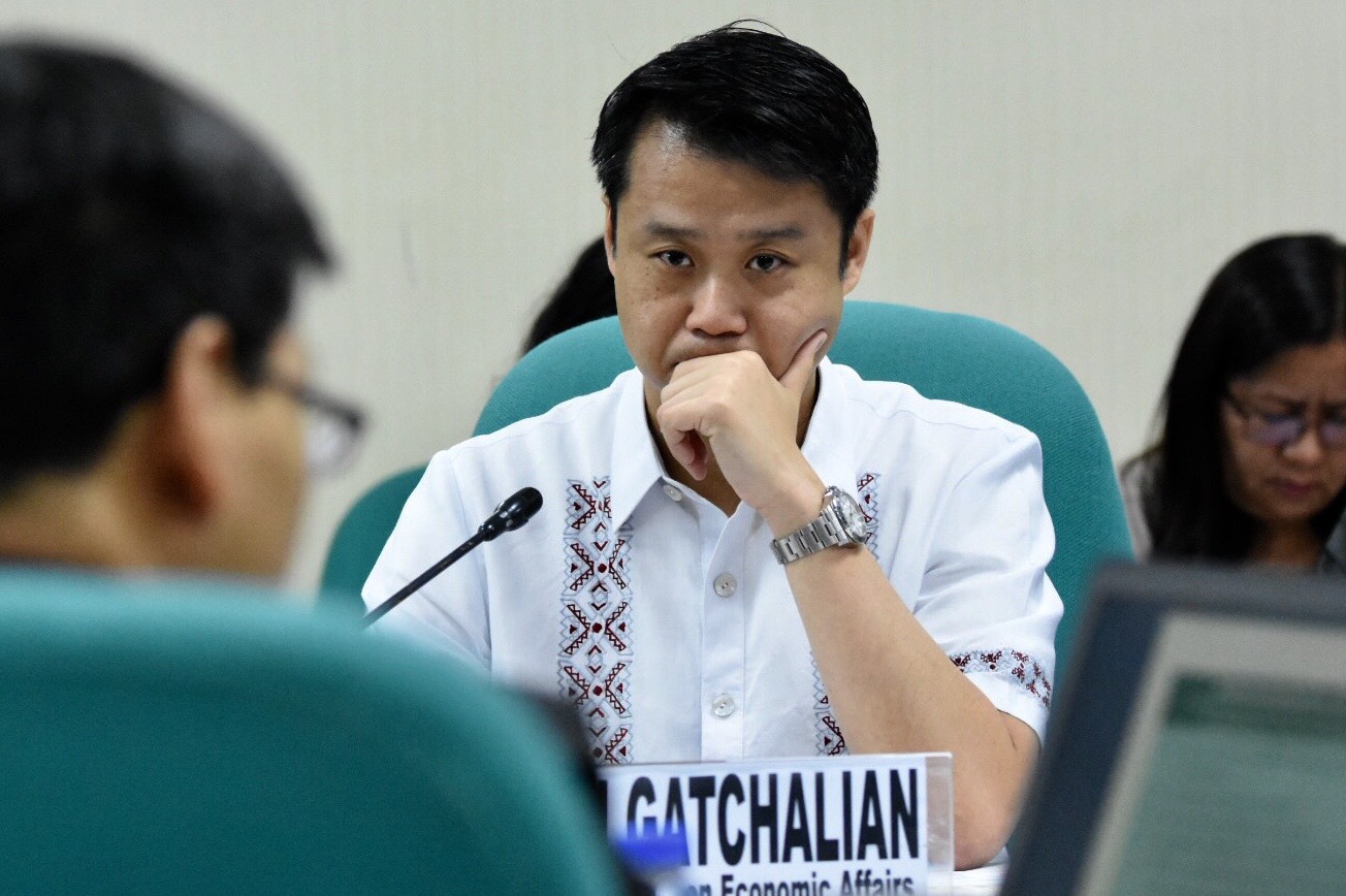 TRANSPARENCY. Senator Sherwin Gatchalian urges the Duterte administration's economic team to make public the loan agreements for big-ticket infrastructure projects. Photo by Angie de Silva/Rappler 