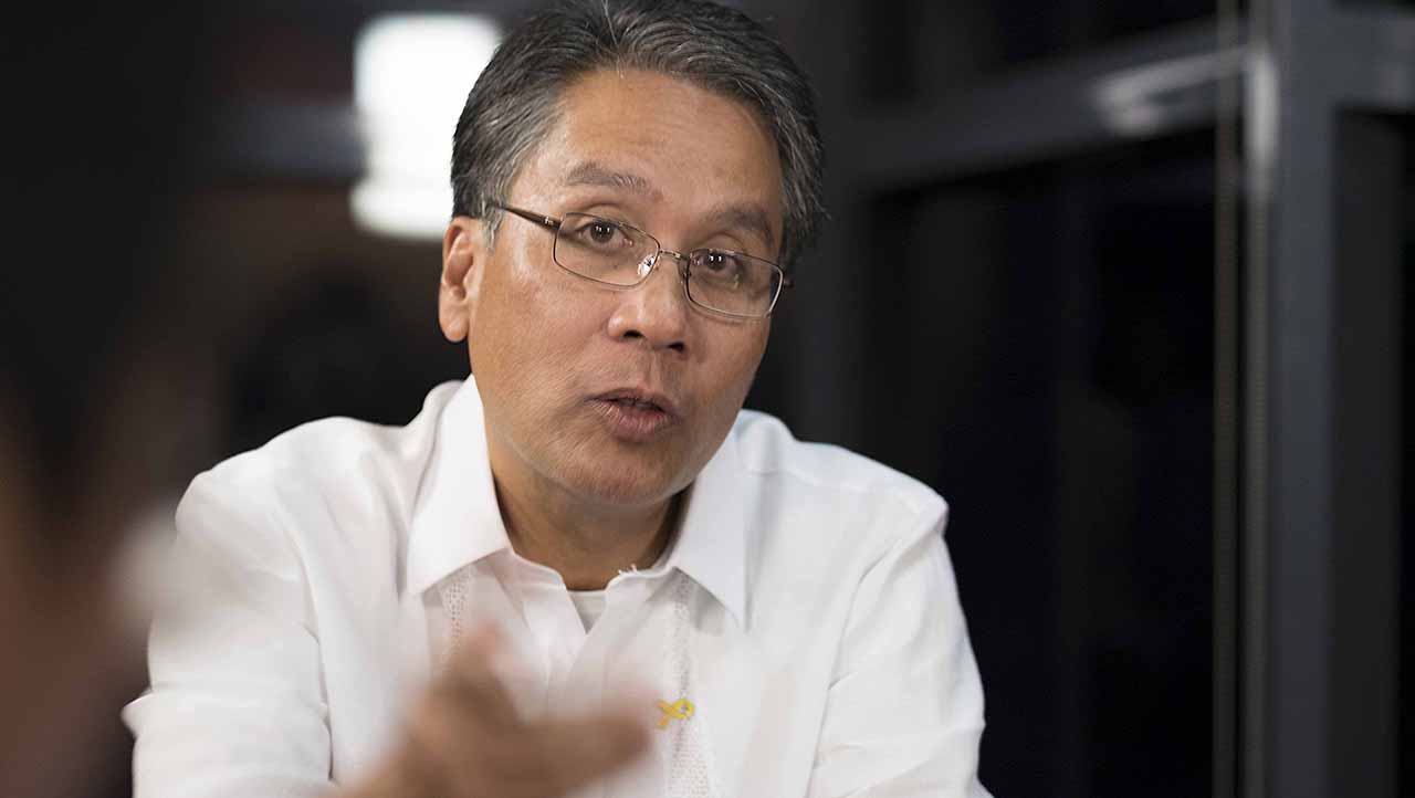 'NOT FOR ME TO SAY.' LP standard bearer Mar Roxas refuses to comment on the SET's decision on Senator Grace Poe's citizenship case. Rappler file photo 