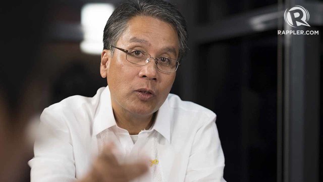 'NAB SELFISH SCAMMERS.' Liberal Party presidential bet Mar Roxas clarifies his stand on the reported laglag-bala extortion scheme at the country's airports. Photo by Beth Frondoso/Rappler