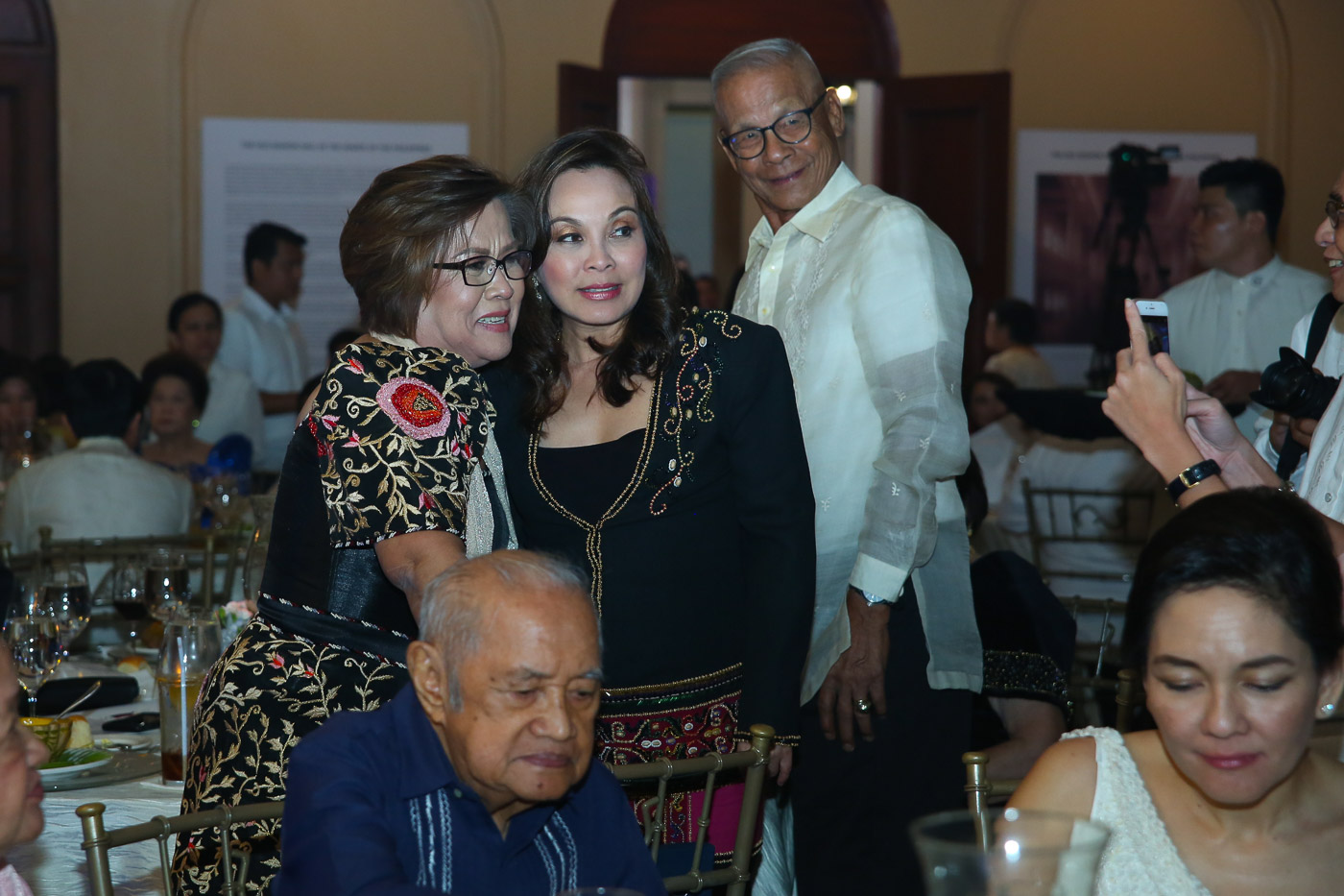 BREAK FROM THE POLITICAL HEAT. Senator Leila De Lima (left) with Senator Lorean Legarda (middle) and former senator Rodolfo Biazon (right). Photo by Albert Calvelo/PRIB  