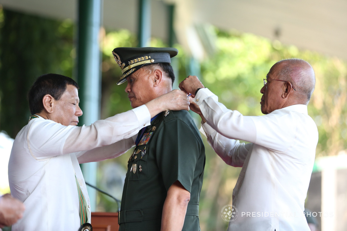 DISTINGUISHED SERVICE. President Rodrigo Duterte confers the Distinguished Service Star on Major General Joselito Reyes. 