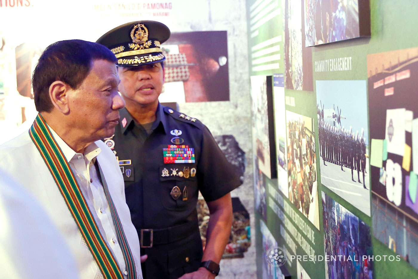 HEROISM ON DISPLAY. President Rodrigo Duterte checks the Philippine Army Museum where artifacts and photos taken from the Marawi City siege are on exhibit. With him is Army chief Lieutenant General Roland Bautista. All photos from Malacañang  