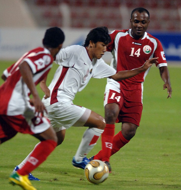 Ahmad Bustomi saat membela timnas Indonesia melawan Oman saat pertandingan kualifikasi Olimpiade 2008, pada 28 Februari 2007. Foto oleh MOhammed Mahjoub/AFP 