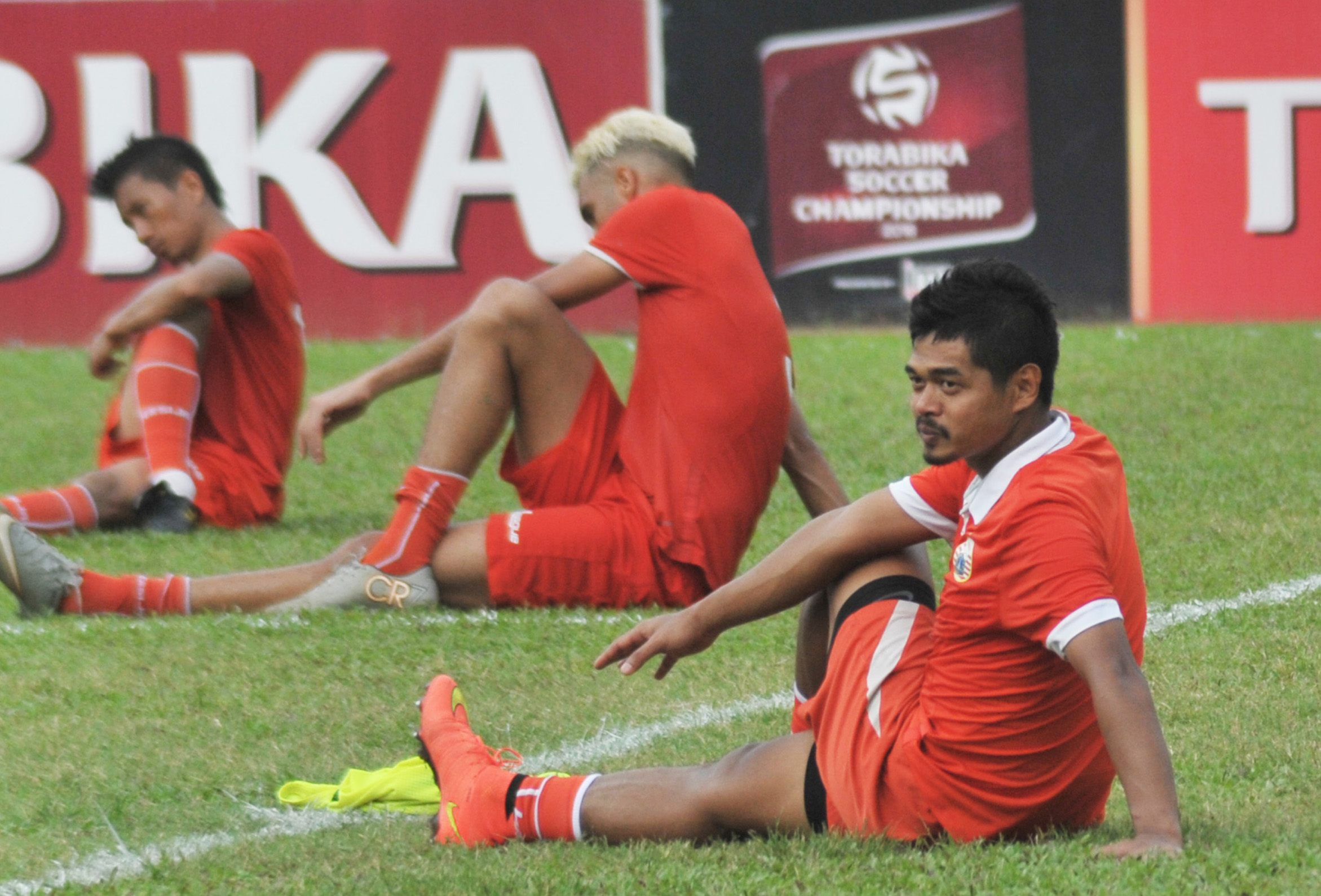 Pesepak bola Persija Jakarta, Bambang Pamungkas (kanan), melakukan pendinginan usai latihan. Foto oleh Iggoy el Fitra/Antara 