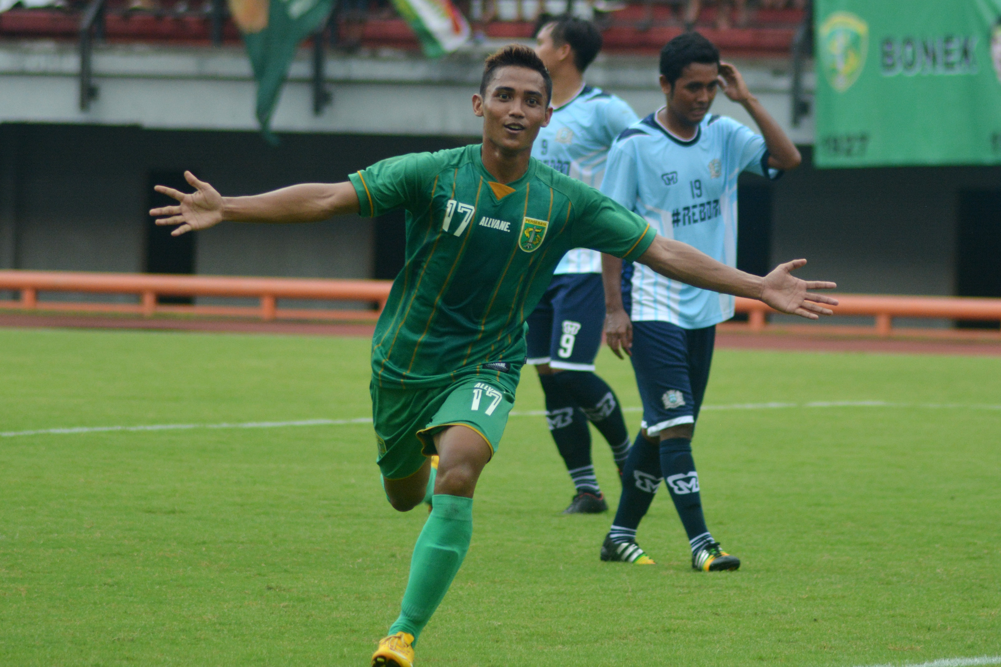Pesepak bola Persebaya Surabaya, Taufan, melakukan selebrasi usai mencetak gol. Turnamen Internal Persebaya merupakan salah satu pencetak bibit unggul. Foto oleh Umarul Faruq/Antara 