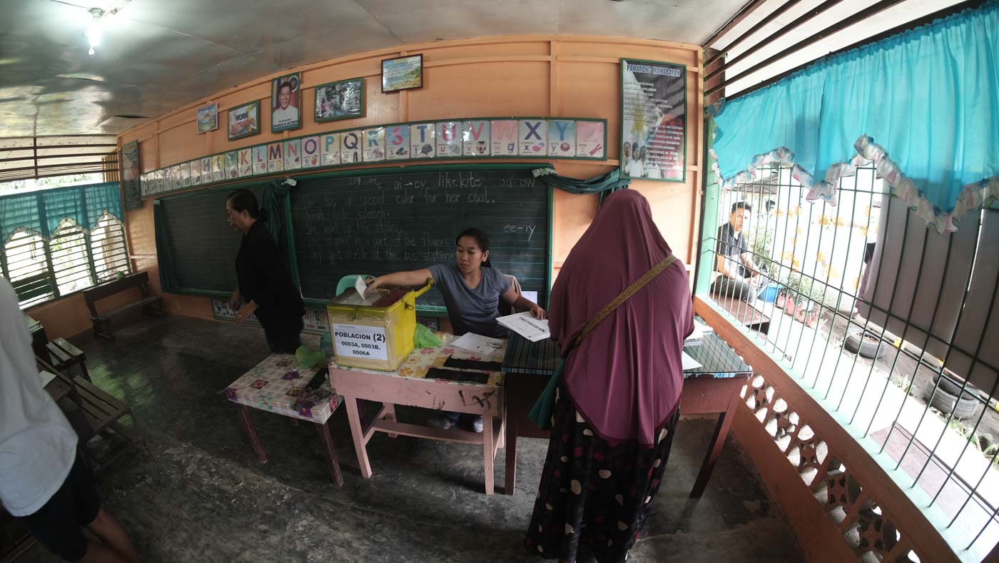 BOL PLEBISCITE. Voters in the interior town of Salvador, Lanao del Norte, have an easier time casting their vote for the Bangsamoro Organic Law plebiscite in Lanao del Norte. Photo by Bobby Lagsa/Rappler  