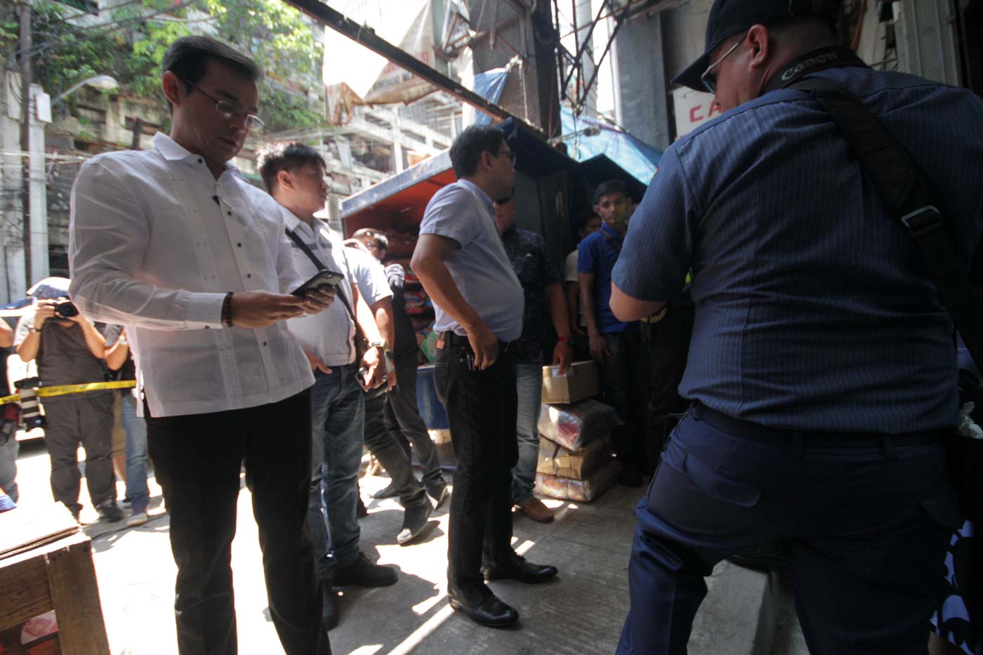 TECH-SAVY MAYO. Manila Mayor Isko Moreno inspects the Metrobank Binondo Branch in Manila on Thursday, July 11, following an alleged robbery by 7 suspects, two of which were wearing security guard's uniform according to eye witnesses. Photo by Ben Nabong/Rappler  