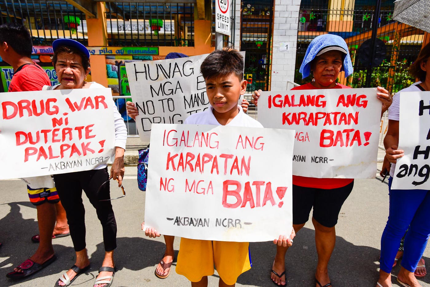 SPEAK OUT. Parents say they will continue to protest to make sure their concerns are heard. Photo by Maria Tan/Rappler  