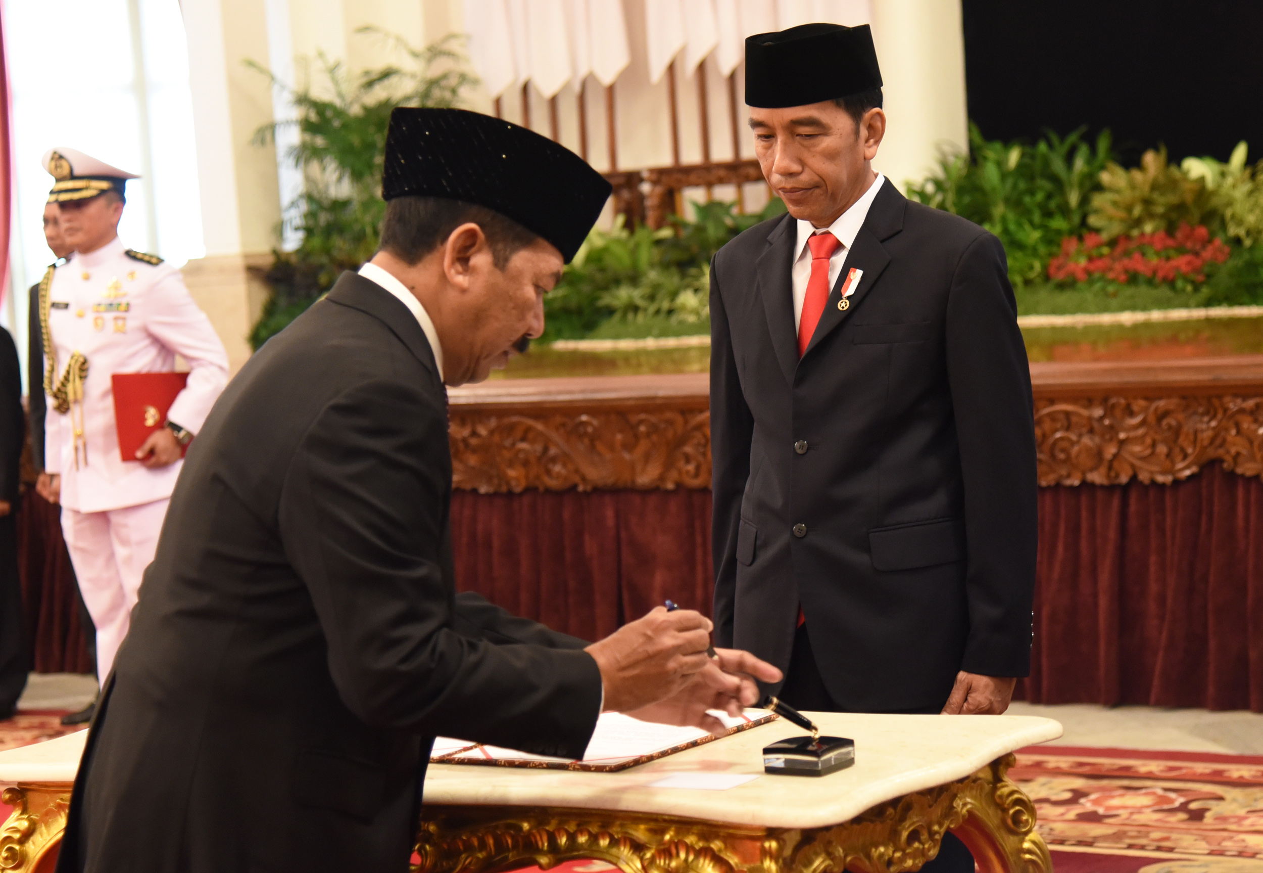 Mayjen Purn Djoko Setiadi usai dilantik sebagai Kepala BSSN oleh Presiden Jokowi di Istana Negara pada 3 Januari 2018. Foto dari setkab.go.id 