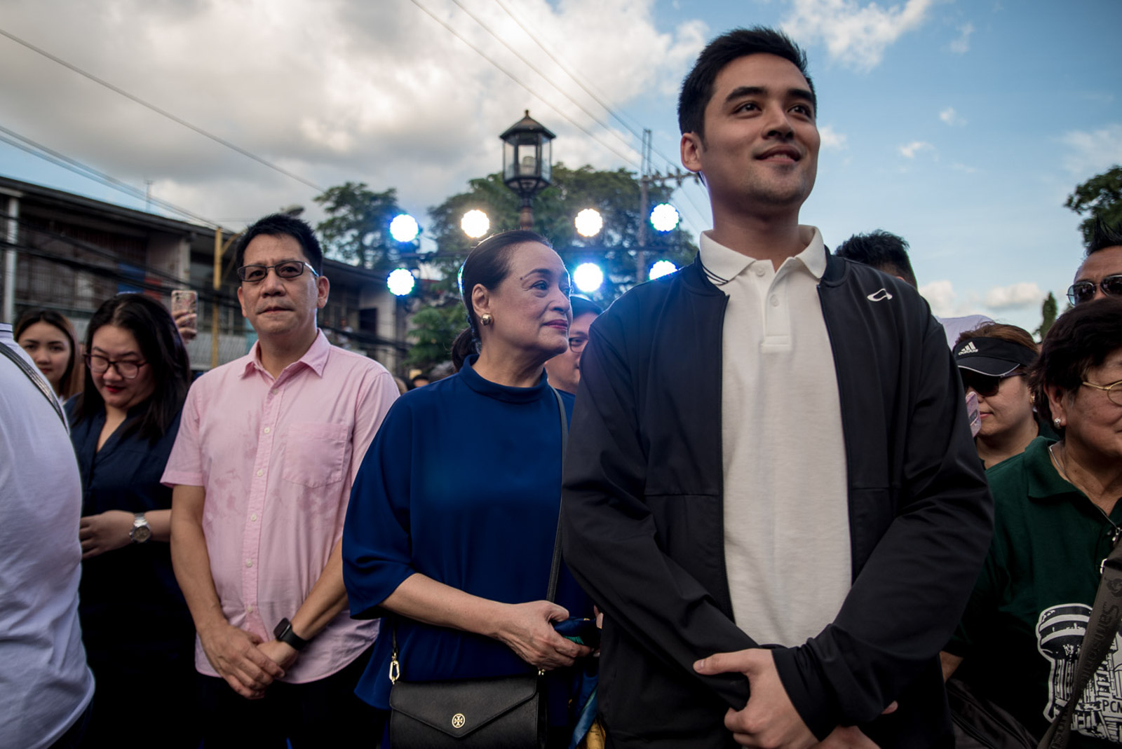 FOLLOWER, LEADER. Pasig Mayor Vico Sotto waiting to deliver his first State of the City Address on his 100th day in office on October 8, 2019. With him are his mother, actress Coney Reyes, and Pasig Representative Roman Romulo. File photo by Lisa Marie David/Rappler 