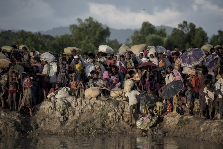 CRISIS. This file photo taken on October 09, 2017 shows Rohingya refugees wait after crossing the Naf river from Myanmar into Bangladesh in Whaikhyang on October 9, 2017. Fred Dufour/AFP 